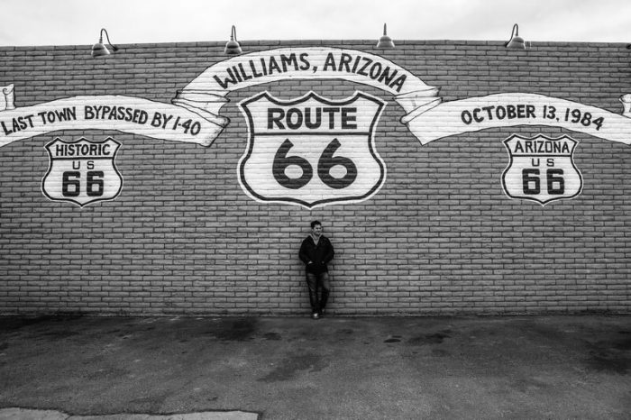 Dávid a Route 66 fal előtt, Williams, Arizona